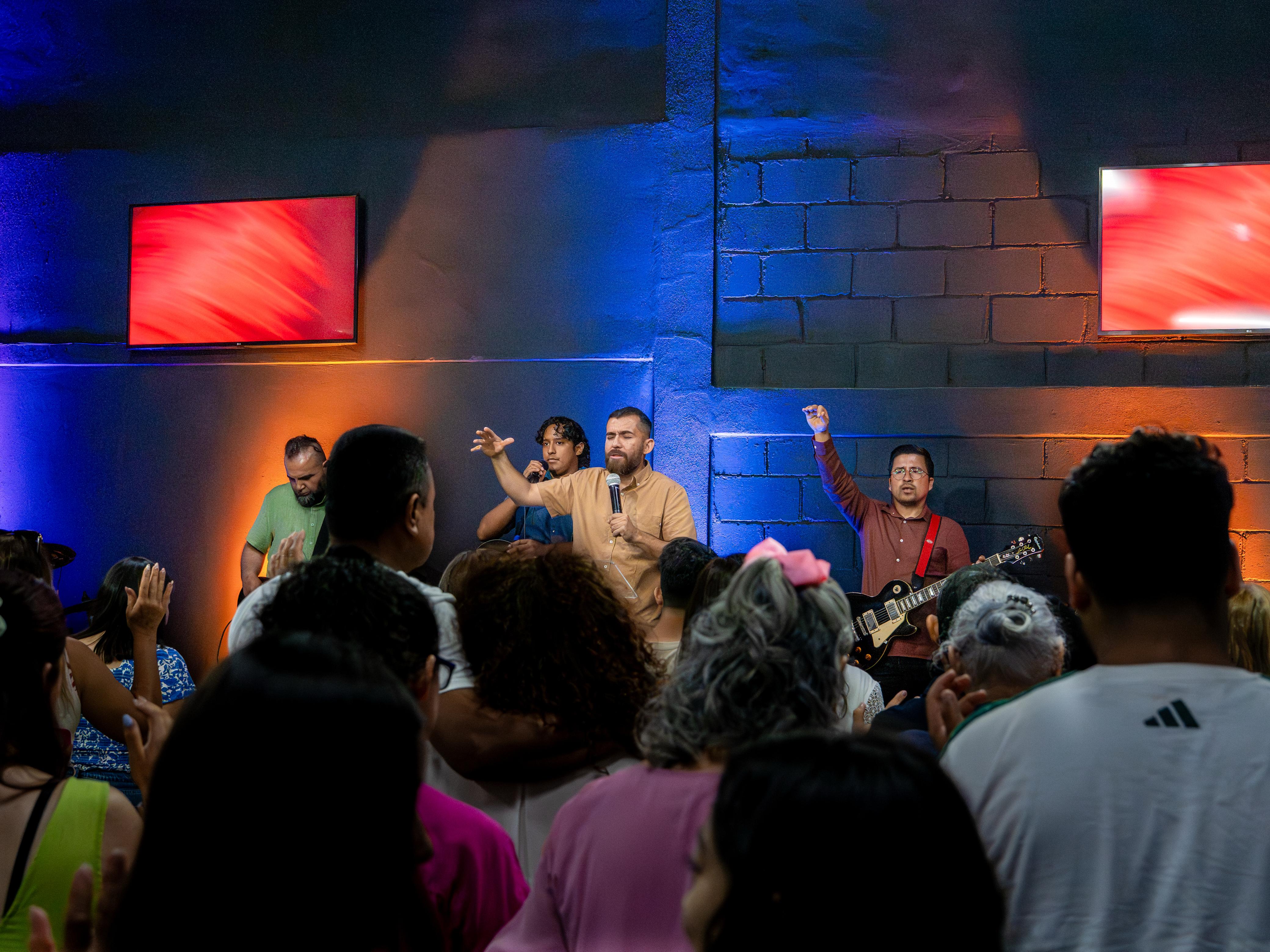 Servicio de adoración en Iglesia Emisión